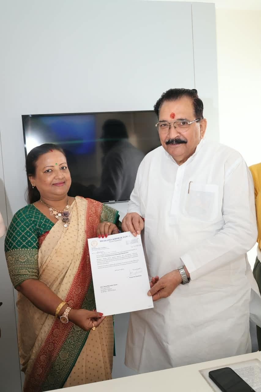 Shri Krishan Bir Choudhary and Smt. Reena J. Sarkar holding the Bharatiya Krishak Samaj appointment letter