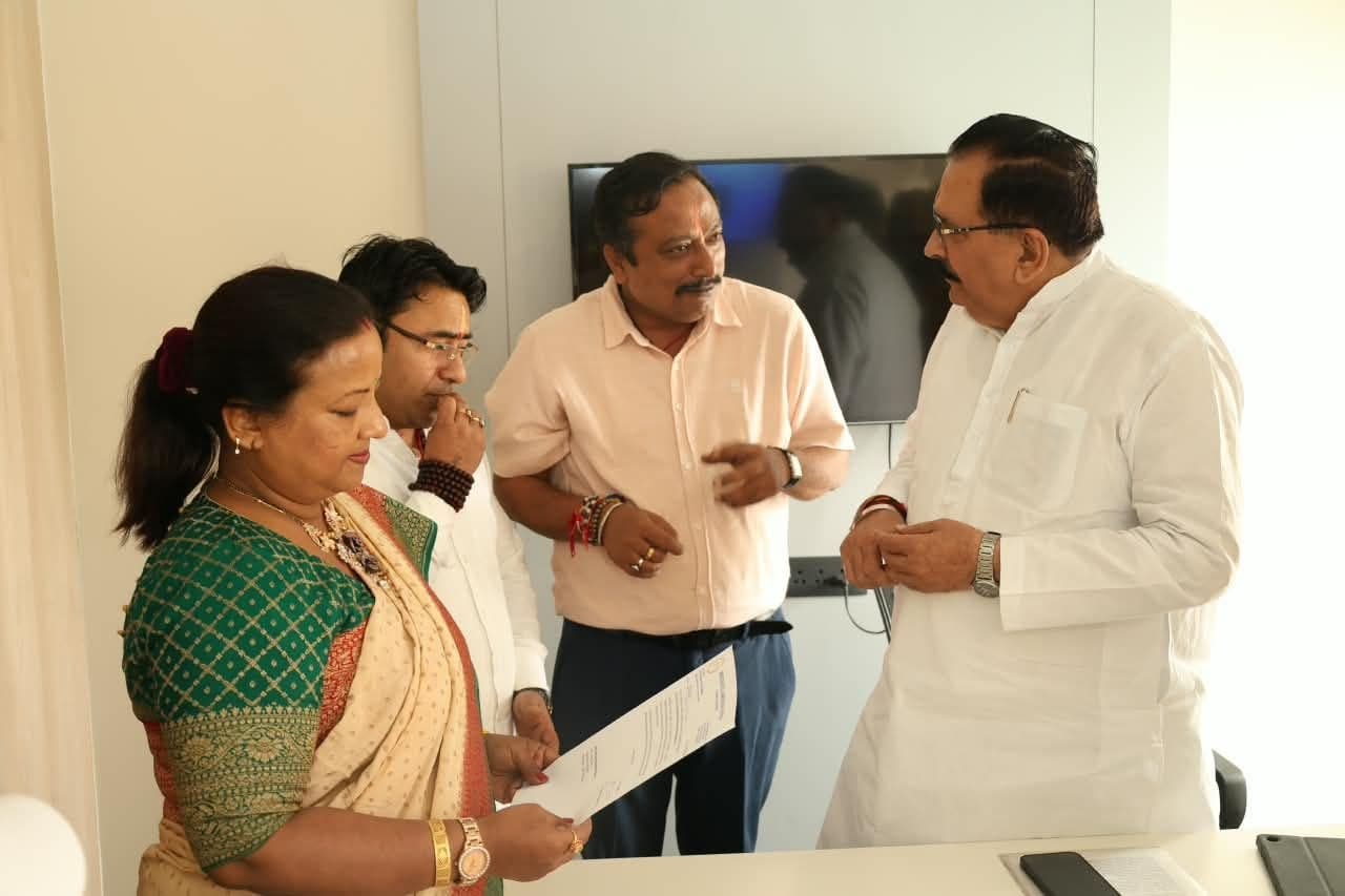 West Bengal delegation discussing the appointment letter with Shri Krishan Bir Choudhary