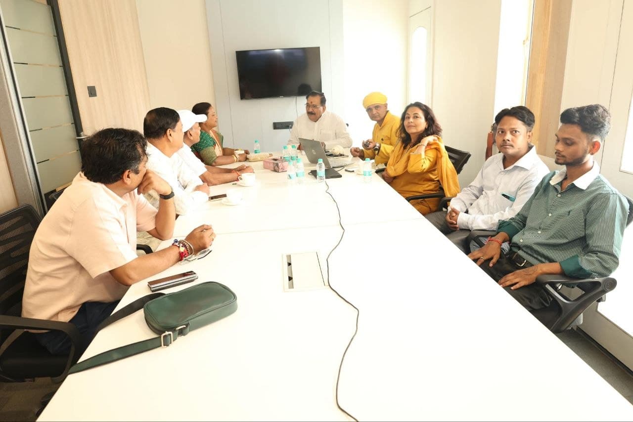 Conference table meeting with Shri Krishan Bir Choudhary and the West Bengal delegation